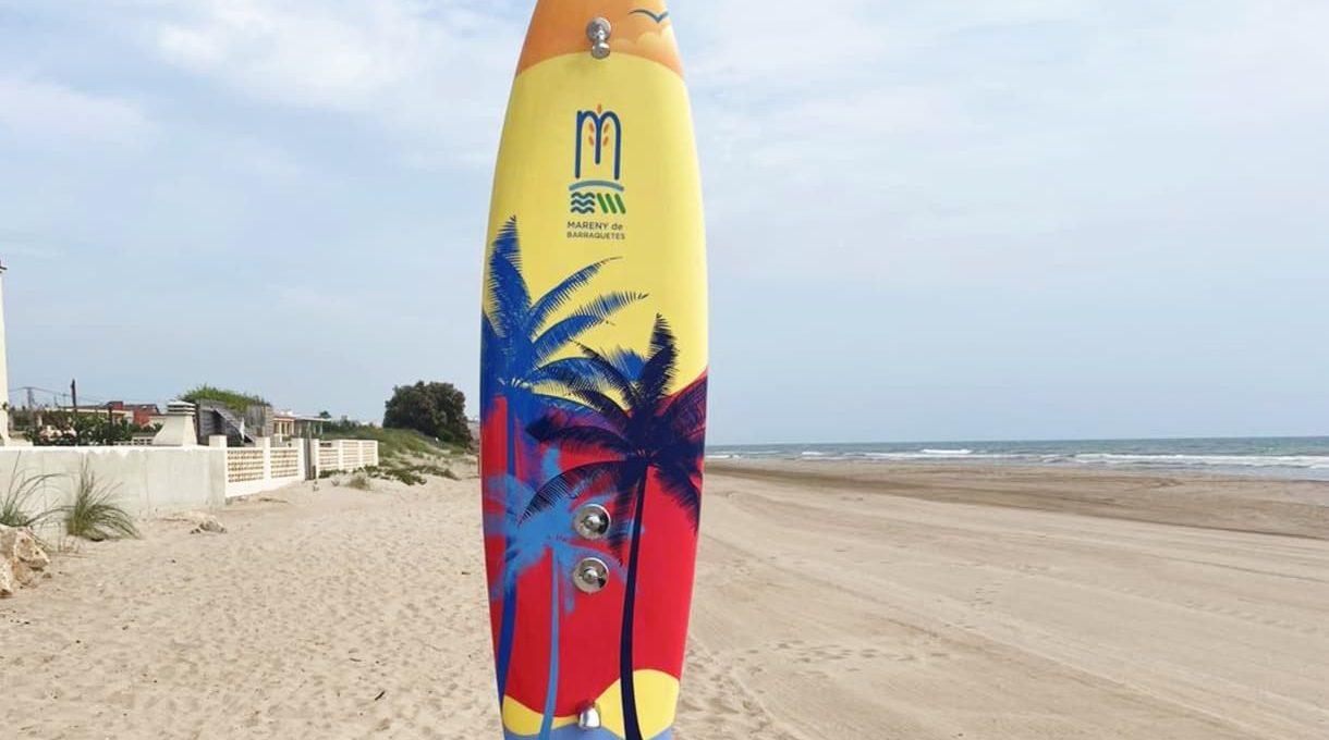 Ducha de playa con forma de tabla de surf con diseño de palmeras en gran colorido