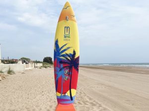 Ducha de playa con forma de tabla de surf con diseño de palmeras en gran colorido