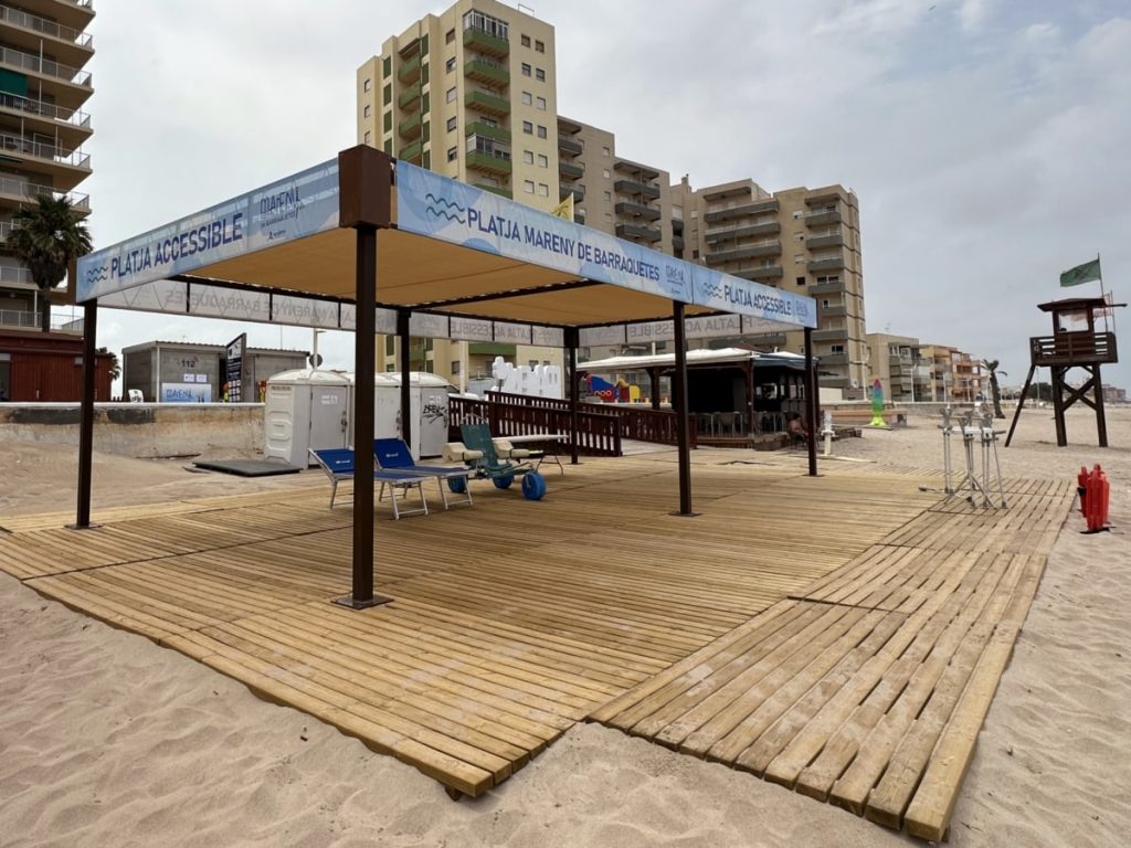 pérgola de playa accesible para personas con movilidad reducida