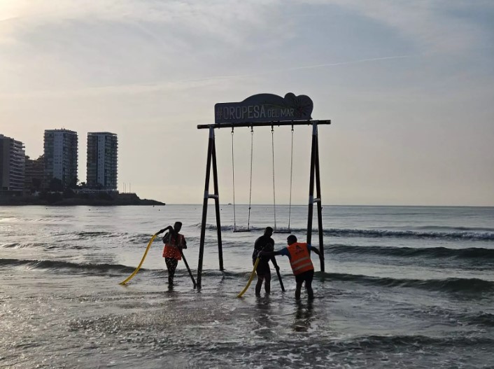 Instalación del columpio de agua de Oropesa del Mar en 2025